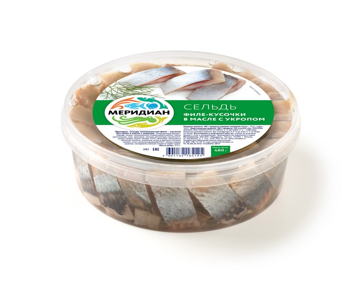 Herring fillet pieces in oil with dill